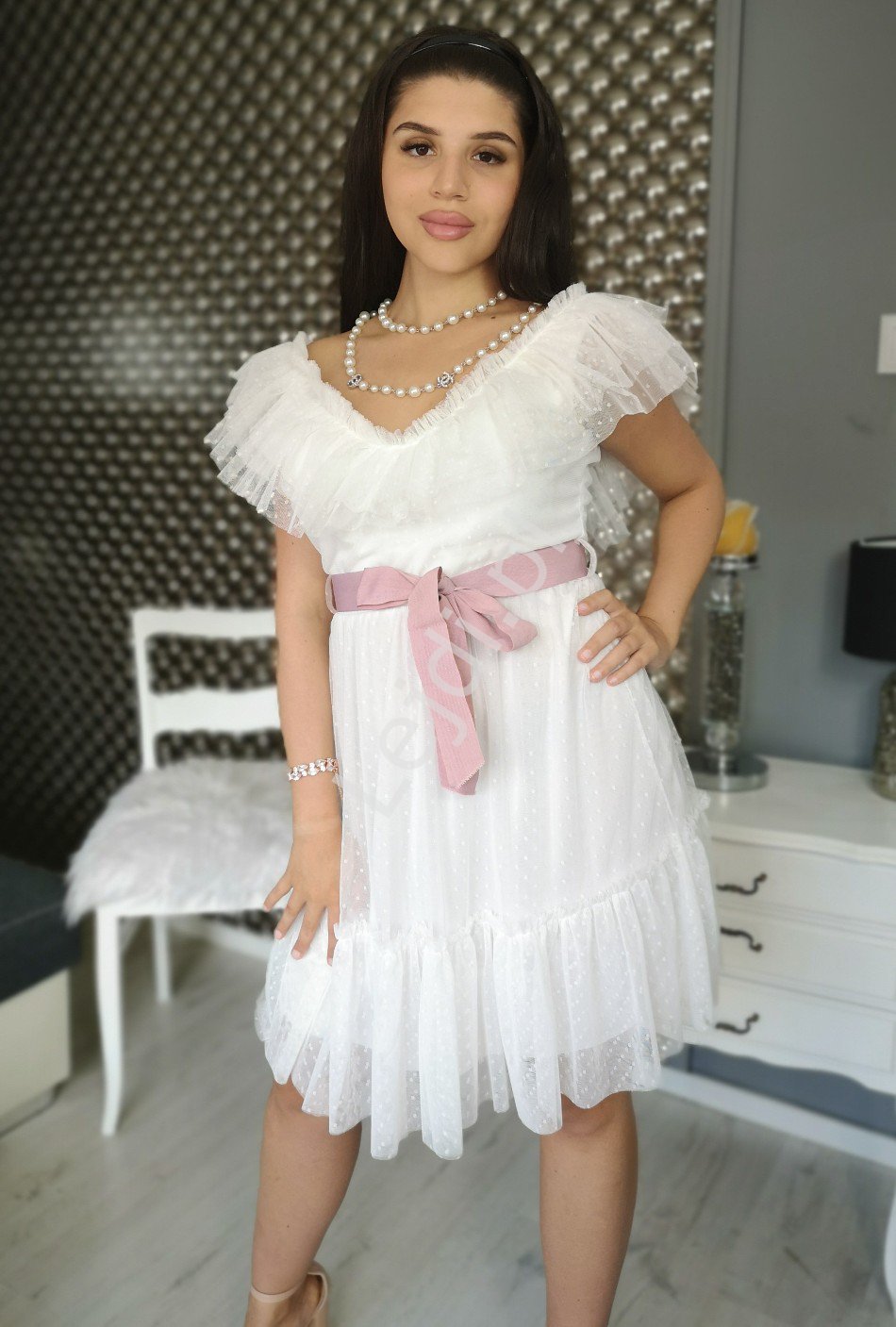 Tiulowa sukienka biała w groszki, Tiara