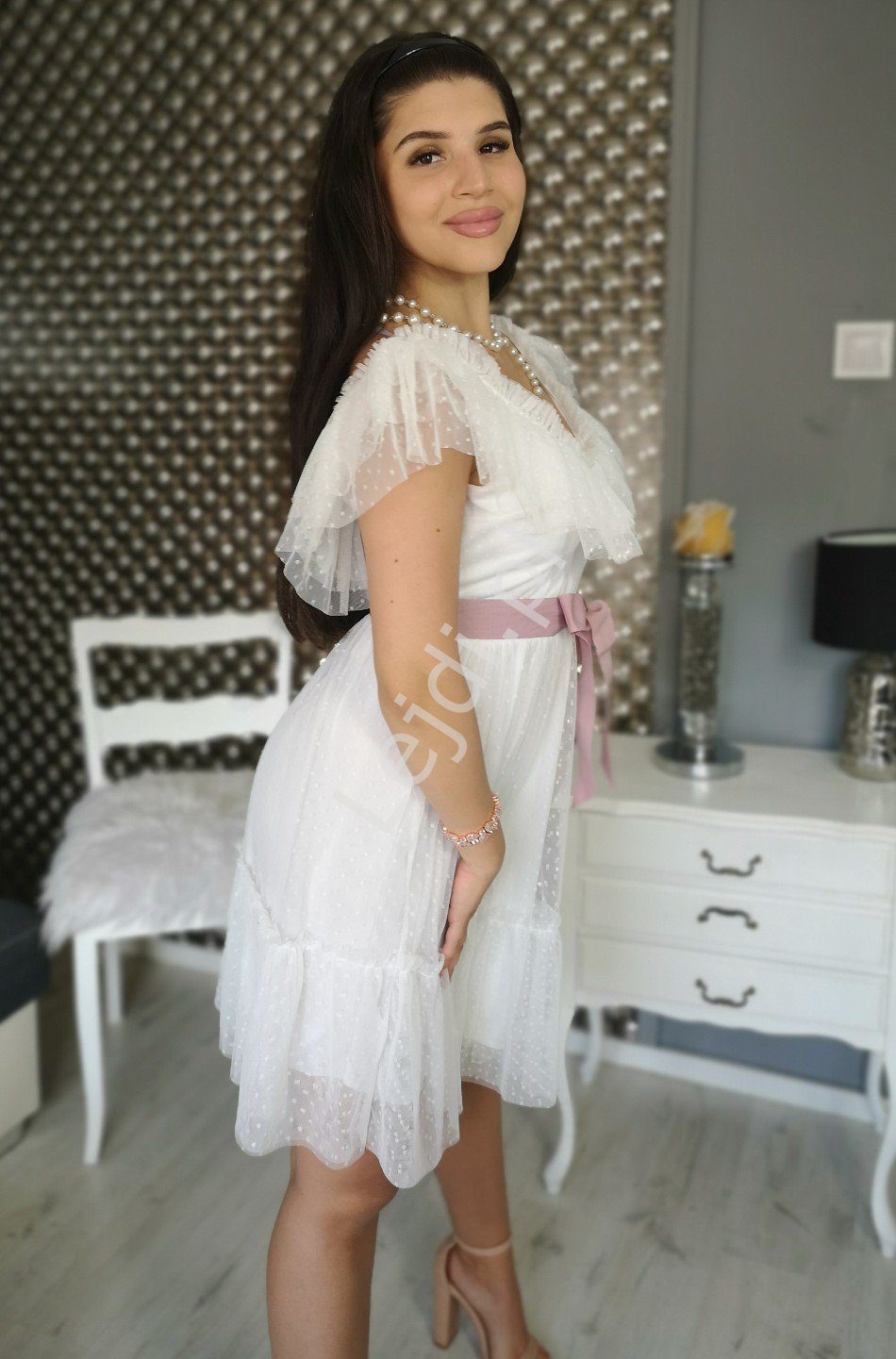 biała tiulowa krótka sukienka w groszki