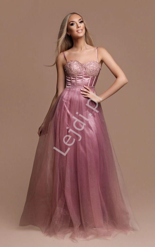 Tiulowa suknia z gorsetową górą w kolorze brudnego różu