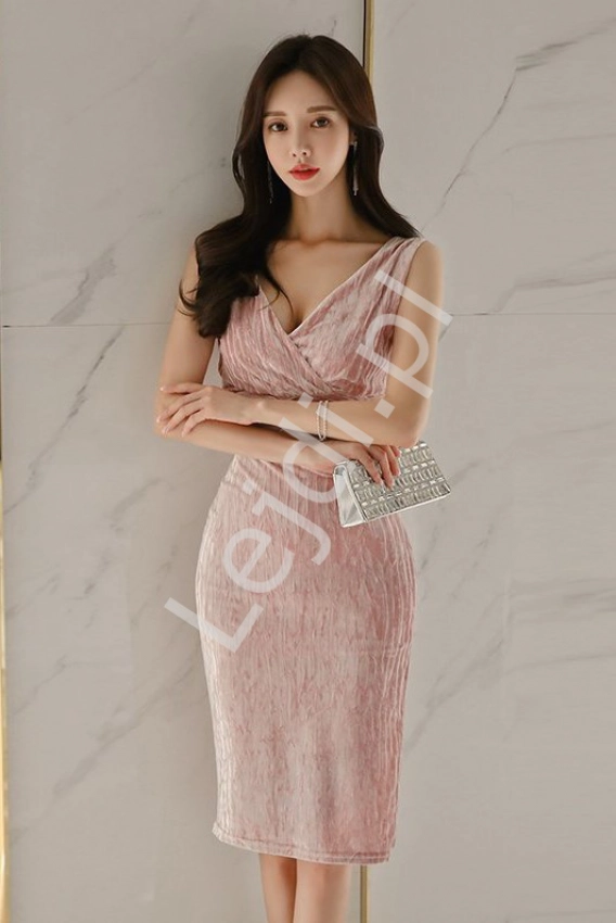 Welurowa sukienka ołówkowa w kolorze pudrowego różu 