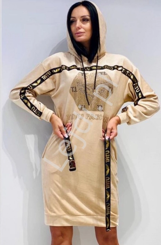 Welurowa sukienka z kapturem, zdobiona kryształkami Tatu fashion 5109