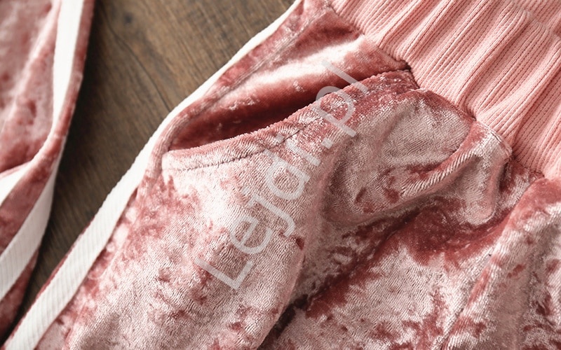 Welurowy dres dla dziewczynki w kolorze brudnego różu 554