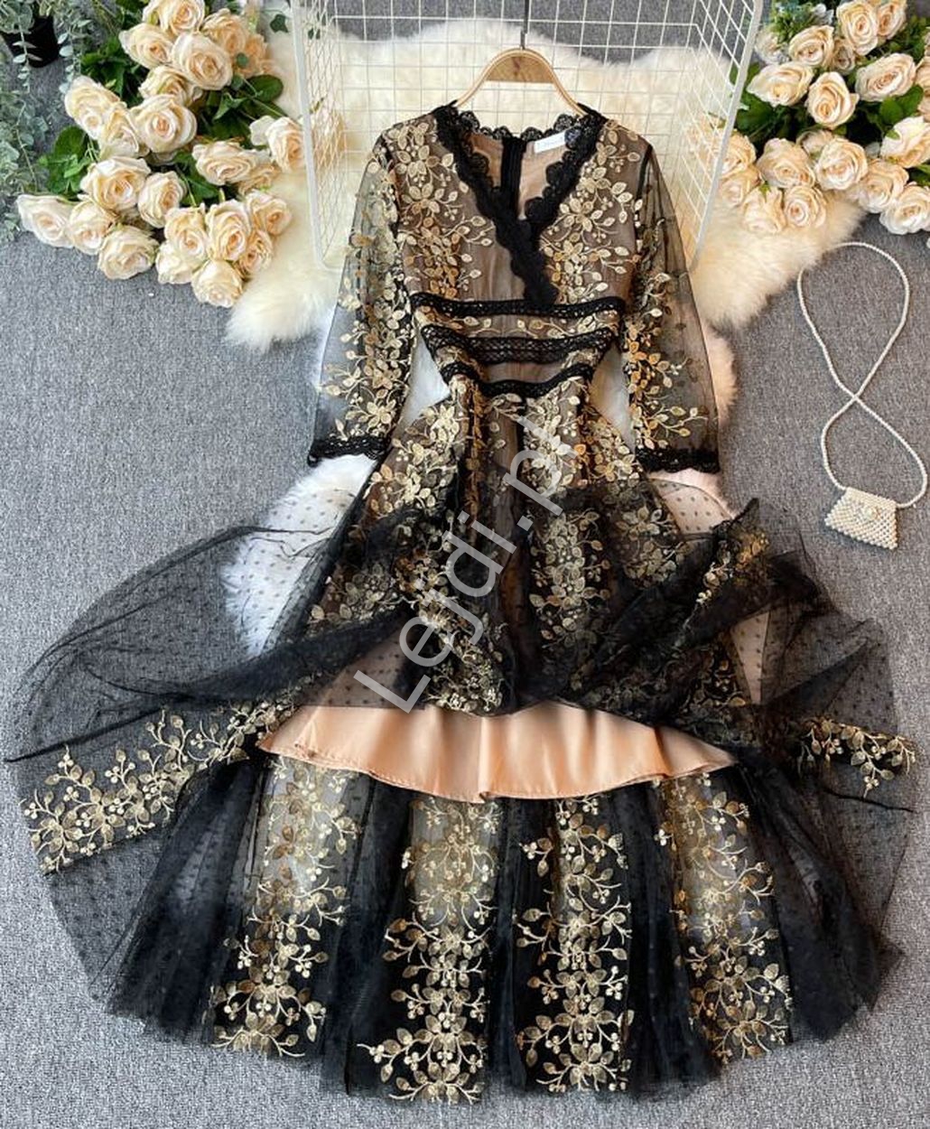 Wieczorowa sukienka tiulowa czarna ze złotą koronką