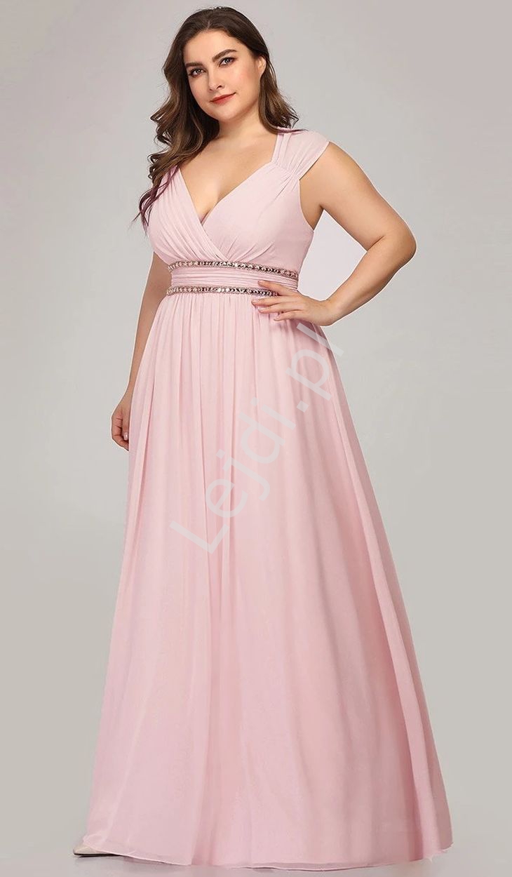 Wysmuklająca suknia plus size na wesele, dla druhny, jasno różowa sukienka z kryształkami
