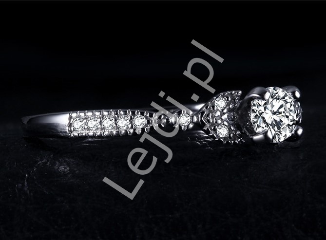 Zaręczynowy pierścionek srebrny z cyrkoniami
