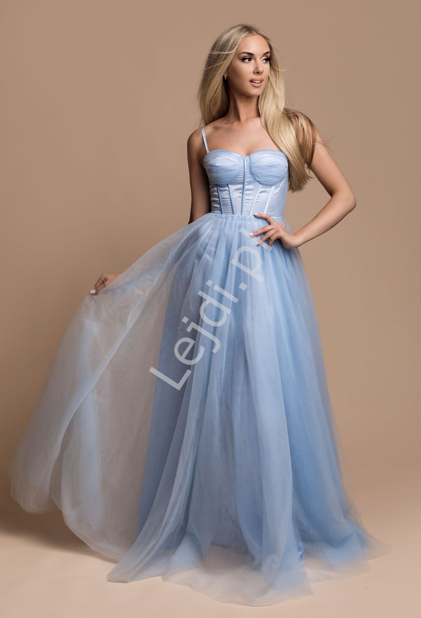 błękitna sukienka tiulowa