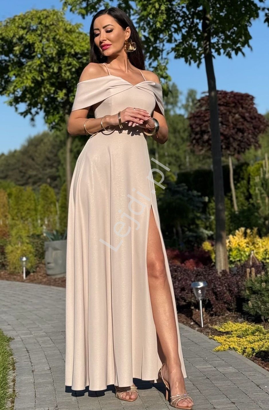 Złota sukienka z różą po środku dekoltu, sukienka typu hiszpanka