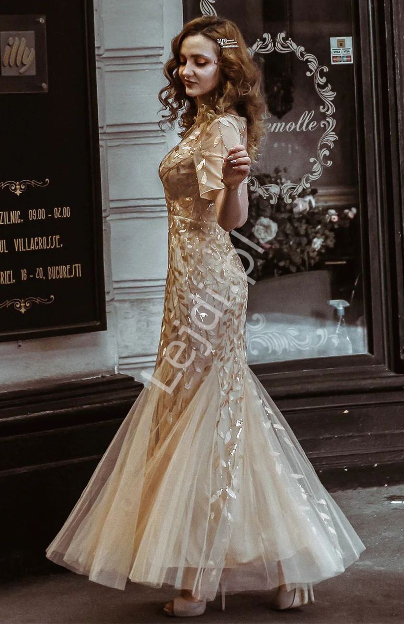 Złota suknia wieczorowa z haftowanymi cekinowymi listkami