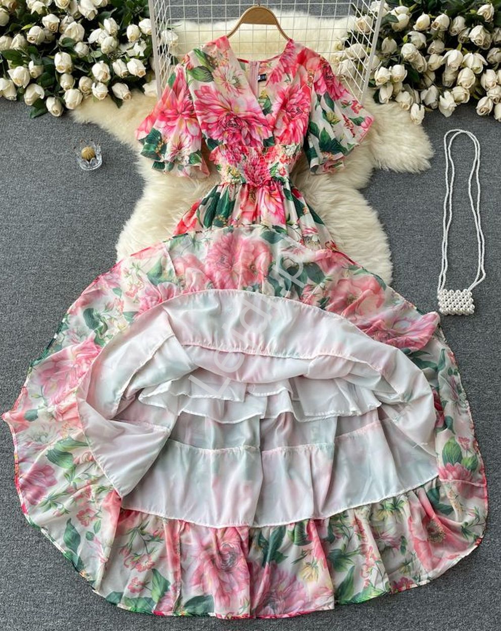 Zwiewna sukienka kwiatowa z falbanami