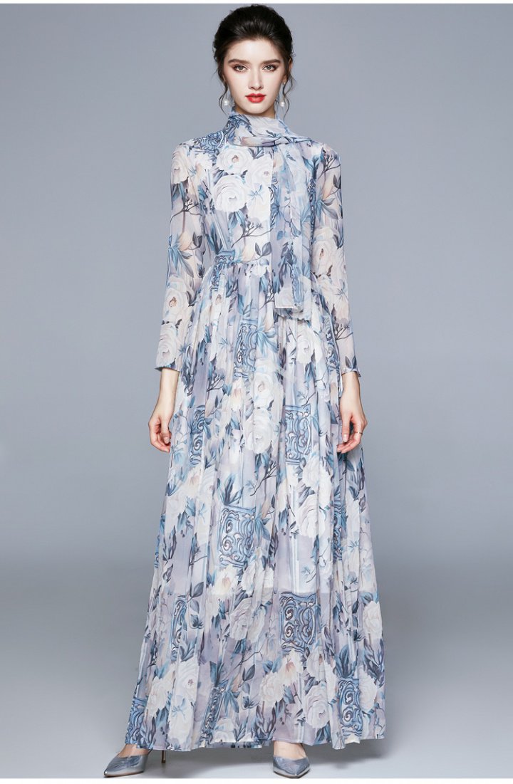 Zwiewna szyfonowa sukienka w kwiaty w odcieniach błękitu 